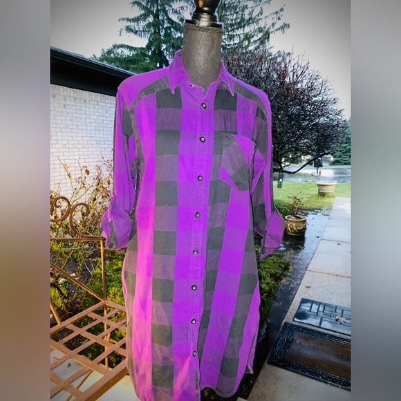 H&M 
Button- down shirt dress 
Size 4 women long sleeves front button . - Picture 1 of 16